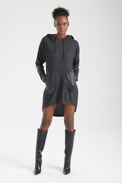 IMBUE فستان سويت شيرت بغطاء رأس بلون أنثراسايت مع جيب غير متماثل وتفاصيل جلدية