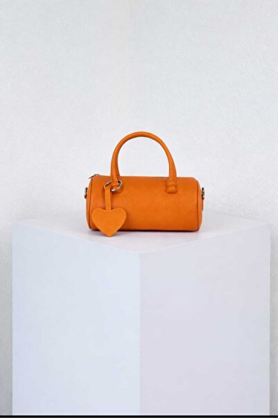 ÖZÜM TAKI حقيبة يد وكتف نسائية صغيرة الحجم بتفاصيل على شكل قلب باللون البرتقالي