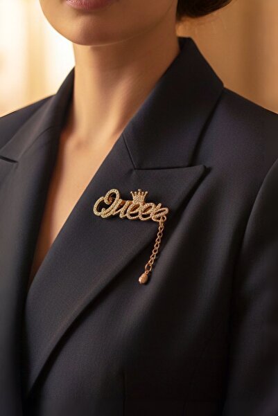 model aksesuar Taç Queen Kristal Taşlı Zincir Detaylı Broş