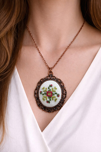 EL YAPIMI KANAVİÇE NAKIŞLI KOLYE-OTANTİK TASARIM