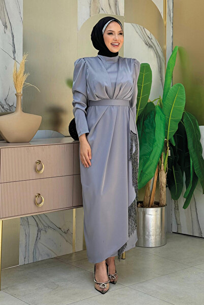 Bym Fashion Saténové večerní šaty se střapcem na detail sukně s páskovým dopl...