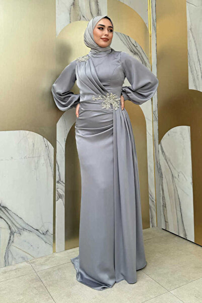 Bym Fashion Saténové večerní šaty s kamenným detailem na rameni a pase 1159 šedá