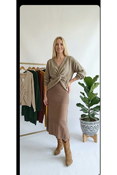 ÇİZGİ Butik Kadın Bej V Yaka Kruvaze Triko Bluz ve Yırtmaçlı Örme Etek Kombini