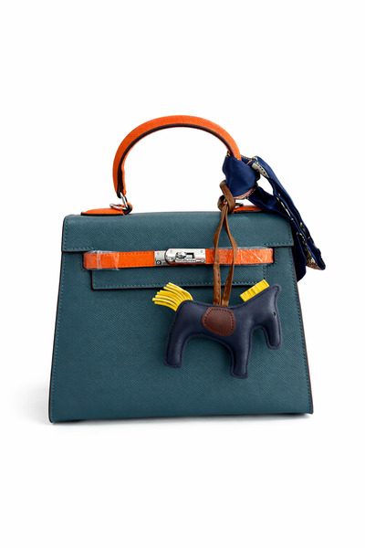 Genevcorner An elegant bag inspired by the spirit of classic luxury with a bo...