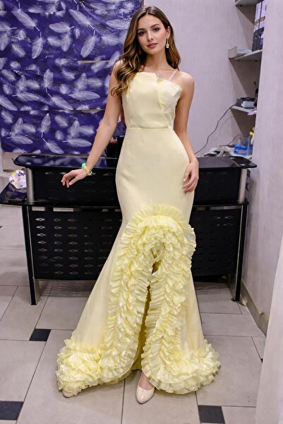 KALDE Barbie lemon-colored evening dress with a slit and a flared train at th...