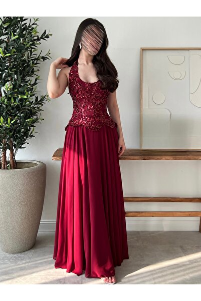 TOP BERLANTY Classic evening dress in a royal burgundy color, hand-beaded and...