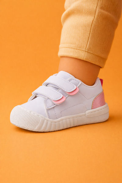 moon glow حذاء رياضي للخطوة الأولى للفتيات الصغيرات باللون الوردي والأبيض – ت...