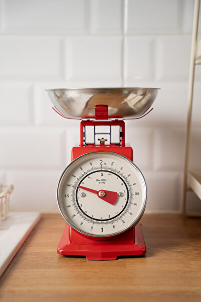 Dekorzdükkan Retro Analog Mutfak Terazisi – Kırmızı Gövde, Gümüş Kase