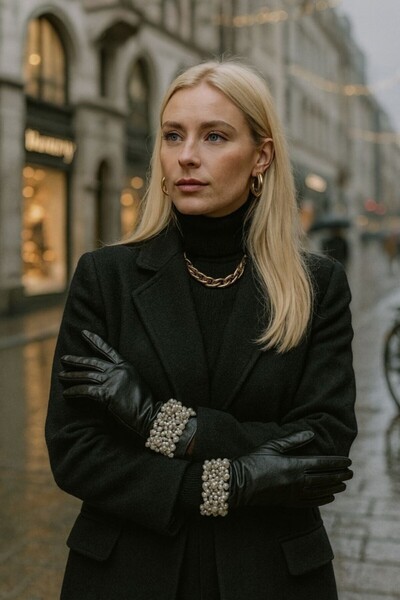 FUNDA AKIN Mi Luz Accessory Premium Black Leather Gloves with Pearl on the Wrist