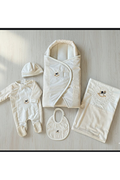 TREND MIX This luxurious newborn set features a classic and elegant design. 5...