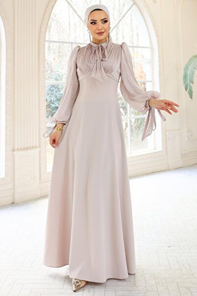 Olcay Yoryo-Kombination aus Seidenkrepp und Hijab-Kleid mit Spitzen- und Perl...