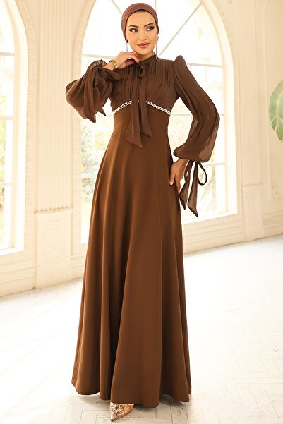 Olcay Yoryo-Kombination aus Seidenkrepp und Hijab-Kleid mit Spitzen- und Perl...