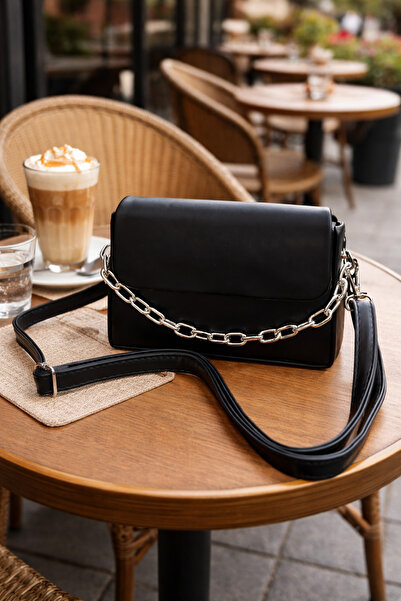 podyumgiyim Black Chain Detailled Arm Bag
