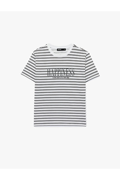 Koton تي شيرت قطني بأكمام قصيرة وياقة دائرية مكون من مطبوع خطوط حجرية