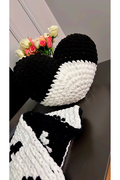 ipeklife Beşiktaş Fan Scarf and Heart Pillow