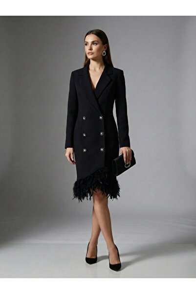 Sultan Ekşioğlu tasarımı siyah taş düğmeli ceket elbise