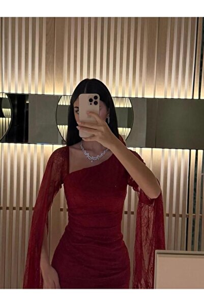 Ta Prince An elegant evening dress in dark red,