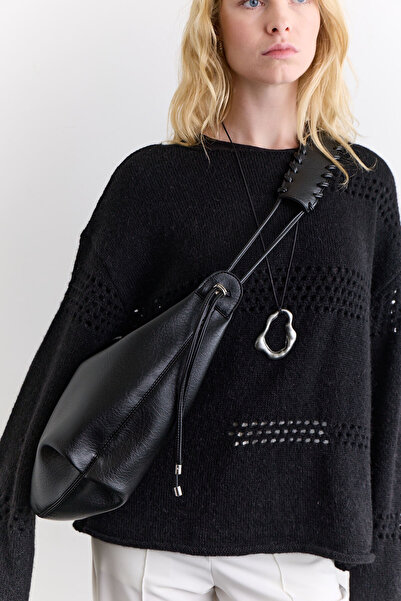 Manuka Плетена чанта с детайли, черна