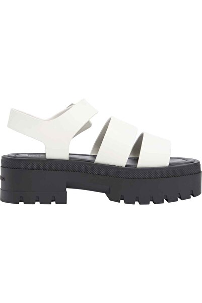 Tommy Hilfiger صندل نسائي أبيض بشعار العلامة التجارية، ذو مظهر أنيق ونعل مريح...