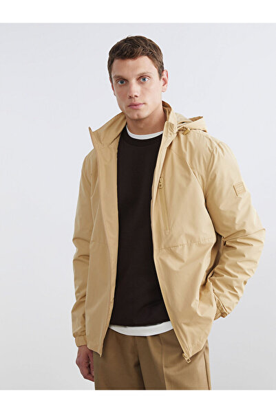 LC Waikiki معطف واق من المطر للرجال باللون الأصفر من ستاندرد نايل بغطاء رأس