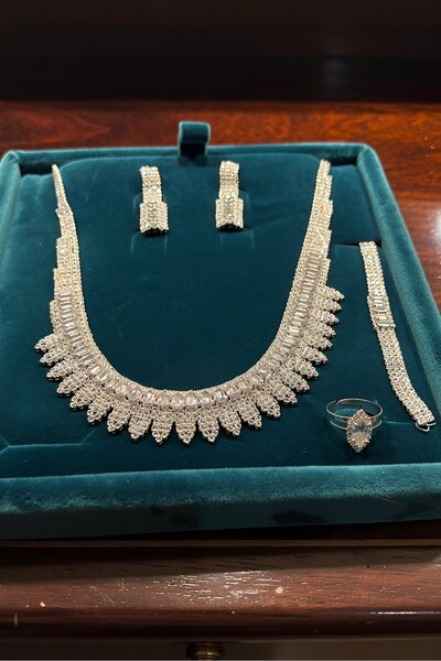 TAKIŞTIR Gümüş Renk Taş Detaylı 4'lü Abiye Set