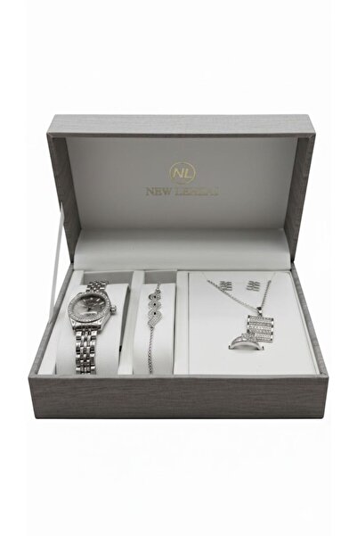 Boutique A complete women's accessory set, a luxurious and elegant set in sil...