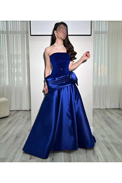 ZAYNAFASHIONSA Evening dress made of wool with a Mikado-style flared skirt.