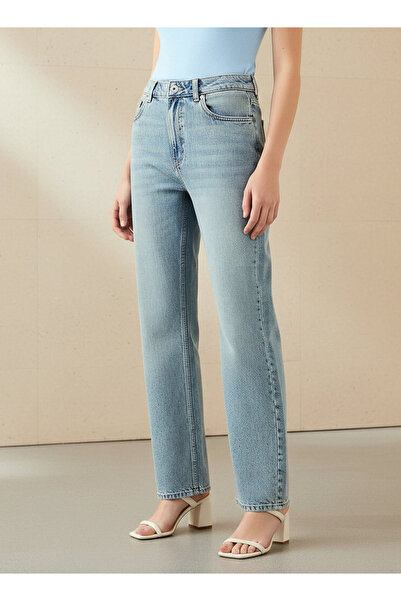 FAV Women Straight Fit Mid-Rise Jeans