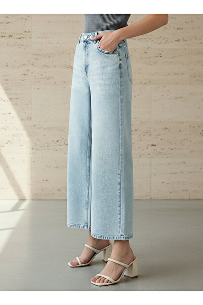 FAV Women Wide Leg Mid-Rise Jeans