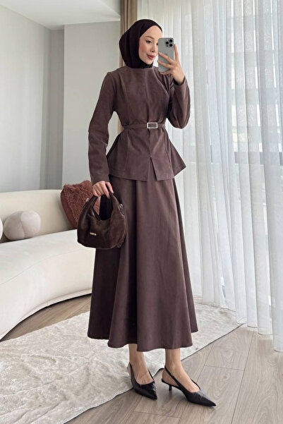 Tesettür Diyarı بدلة الحجاب المربوطة بحزام من قماش كوبرا تانسيل - بني