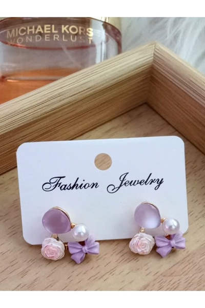 Shisa Jewel Klasik mor ve beyaz küpeler, inci, çiçek ve kurdelelerle süslenmi...