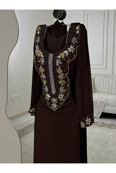 Elora Elora's brown dress embroidered with royal details