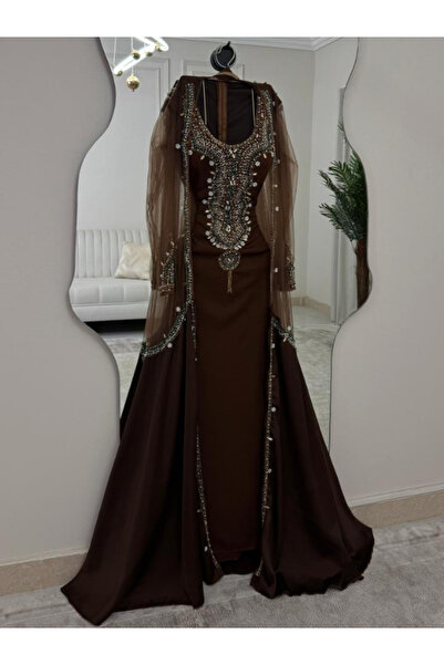 Elora Sultan's emerald dress with luxurious hand embroidery