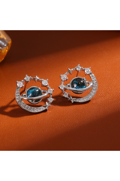 Choice أقراط زاكول الفضية اللون، مرصعة بأحجار الزركون اللامعة، بتصميم مستوحى ...