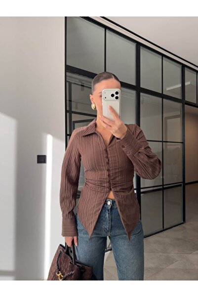 BB Bensu Buyruk BELDEN OTURTMALI DÜĞMELİ BLUZ KAHVERENGİ