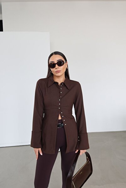 Özge Özgenç قميص بيلدن بأزرار فضية