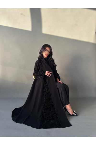 outline A sophisticated abaya made from Limar fabric with a double-layered fl...