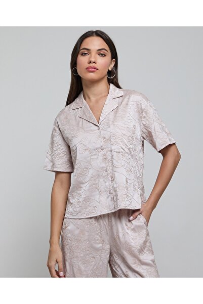 R&B قميص مطرز بياقة عريضة وأكمام قصيرة