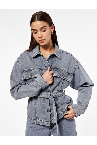 Koton سترة نسائية كلاسيكية بحزام على شكل ياقة من الدنيم باللون الرمادي 6WAL50...