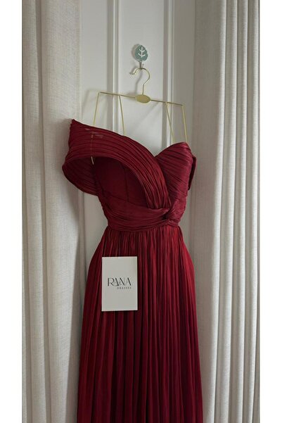 RANA DRESSES A feminine burgundy dress with a soft cut