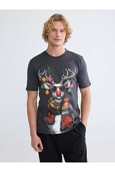 LC Waikiki قم بتكوين أسلوبك الخاص مع تي شيرت رجالي ذو رقبة دائرية وتصميم عيد ...