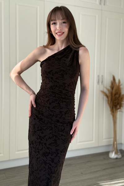 Dilay Gökoğlu Butik Tek Omuz Kadife Çiçek İşlemeli Tül Midi Elbise