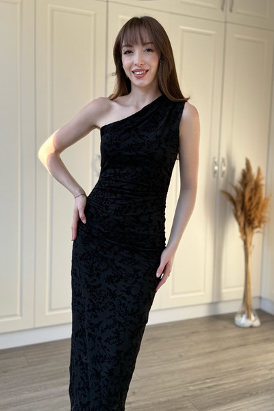 Dilay Gökoğlu Butik Tek Omuz Kadife Çiçek İşlemeli Tül Midi Elbise