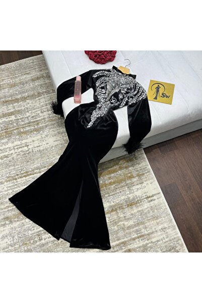 Sweety Fashion A royal evening gown in luxurious black velvet featuring a uni...