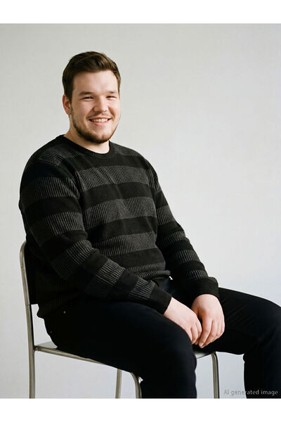 LC Waikiki سترة تريكو رجالية مخططة ذات رقبة دائرية كبيرة الحجم باللون الأسود