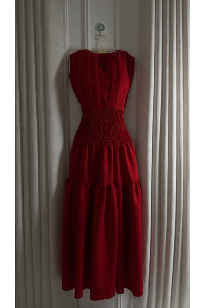 hind fashion The girl's dress is red.