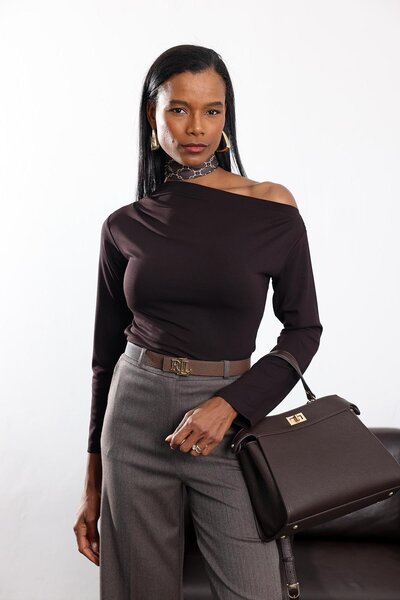 5in1Canpolat بلوزة بياقة غير متماثلة باللون البني منسدل 17369