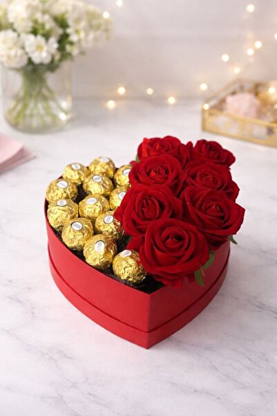 Tasarım Kalpli Kutuda Gerçek Görünümlü Solmayan Kırmızı Güller & Çikolata – Ö...