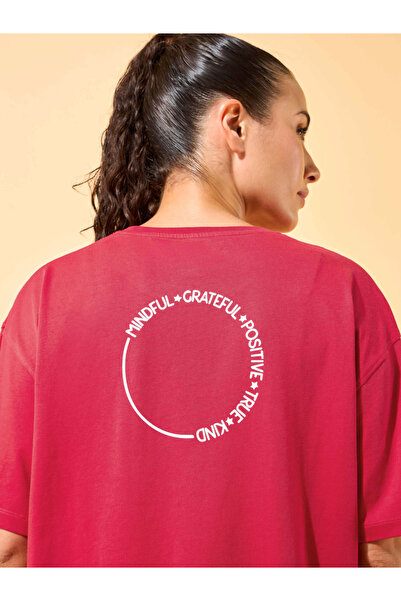 Cult By Styli تيشيرت نسائي قصة فضفاضة مطبوع عليه دائرة حمراء من الإيجابية