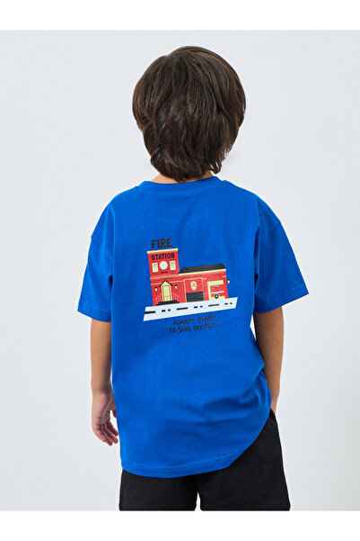 Styli تيشيرت قصة فضفاضة للأولاد، أزرق اللون، برسومات محطة إطفاء